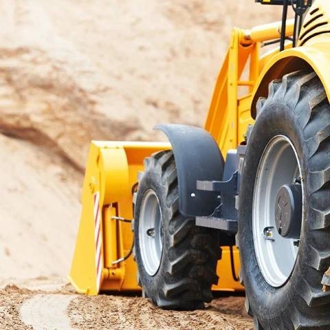 Radlader beim Beladen von Sand auf dem Werksgelände der Seliger GmbH & Co KG