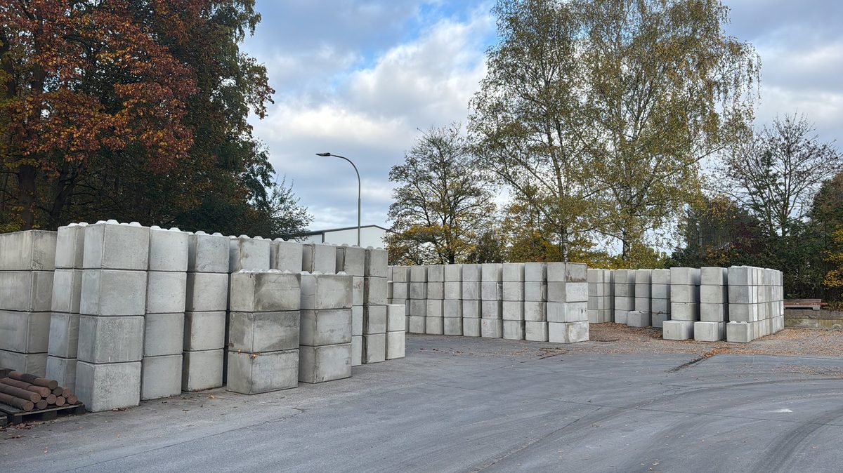 Lagerreihen von Betonblocksteinen auf dem Werksgelände