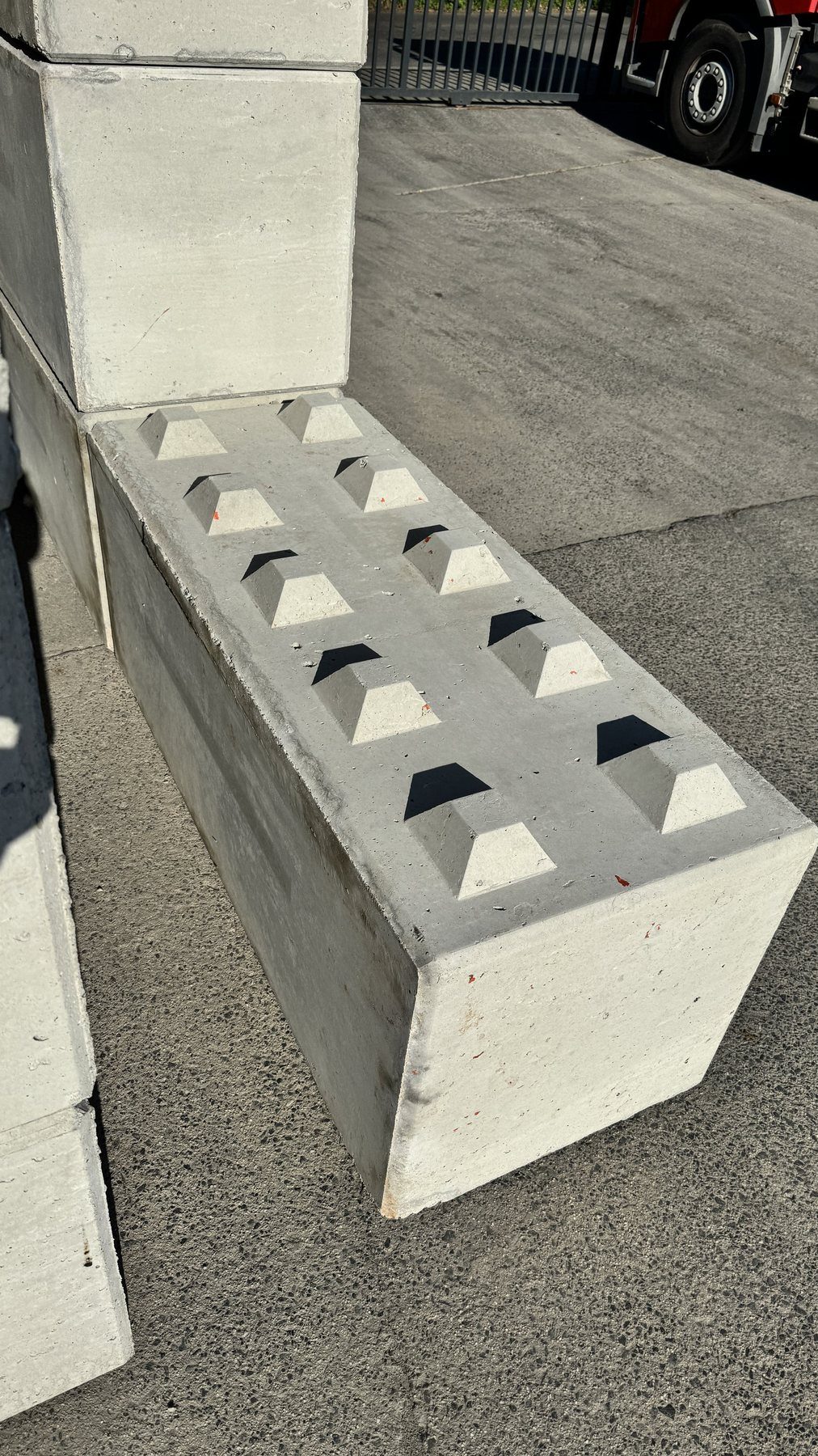 Verzahnungsprofil eines Betonblocksteins im Detail – Montage ohne Mörtel