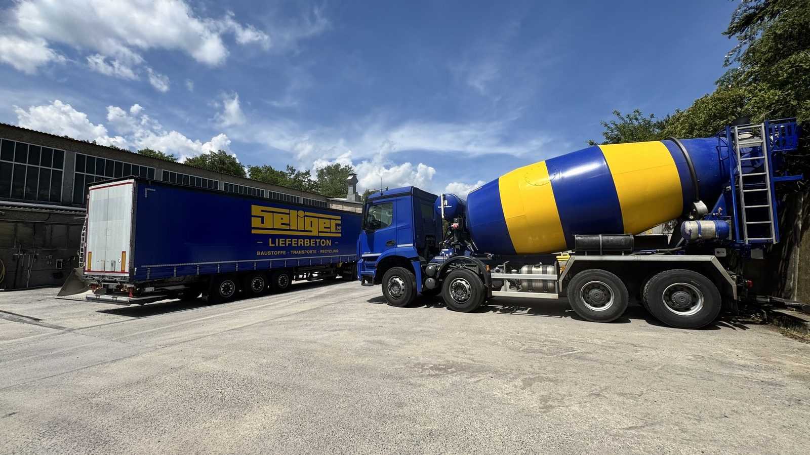 Werksgelände der Seliger GmbH & Co KG in Hungen mit Betonmischfahrzeug und Silo