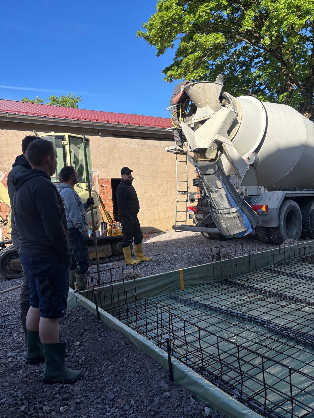 Betonabguss eines bewehrten Fundaments auf einer Baustelle