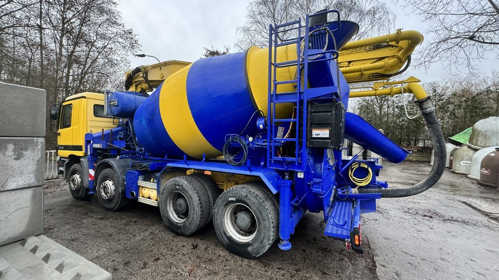 Fahrer der Seliger GmbH & Co KG bei der Betonlieferung
