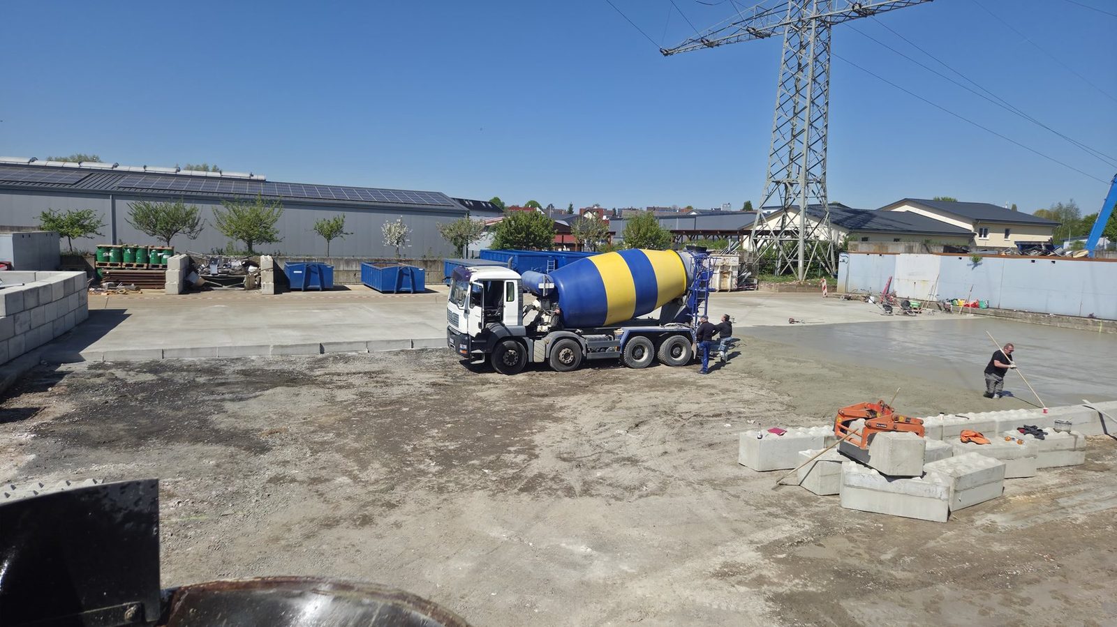 Betonmischfahrzeug der Seliger GmbH & Co KG auf dem Werksgelände in Hungen