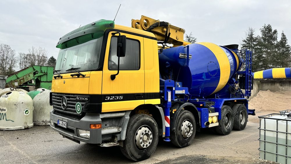 Betonmischfahrzeug der Seliger GmbH & Co KG bei der Anfahrt