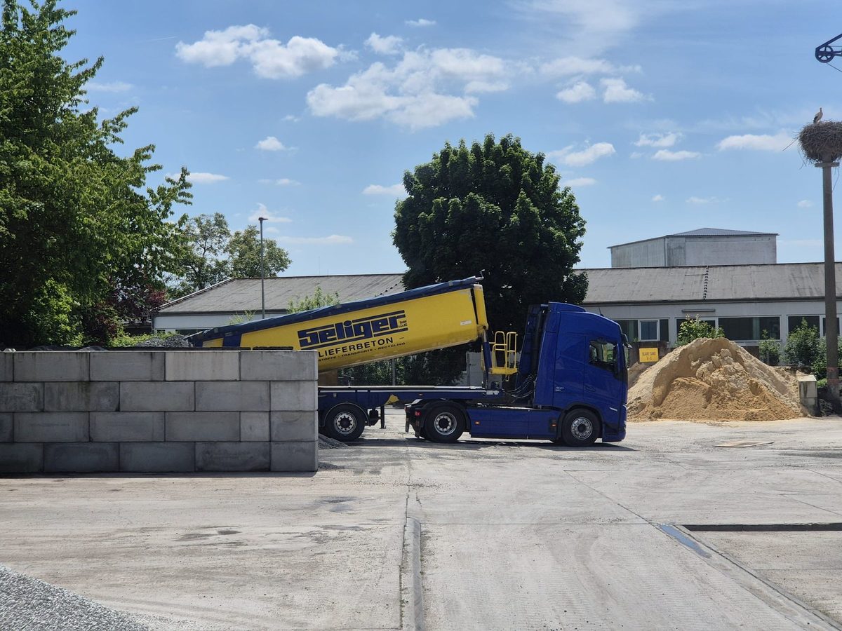 Kippmulden-Anlieferung der Seliger GmbH & Co KG